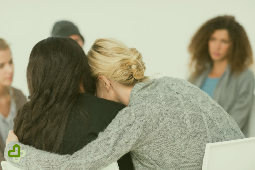 Реабилитация Ребята поддерживают девушку